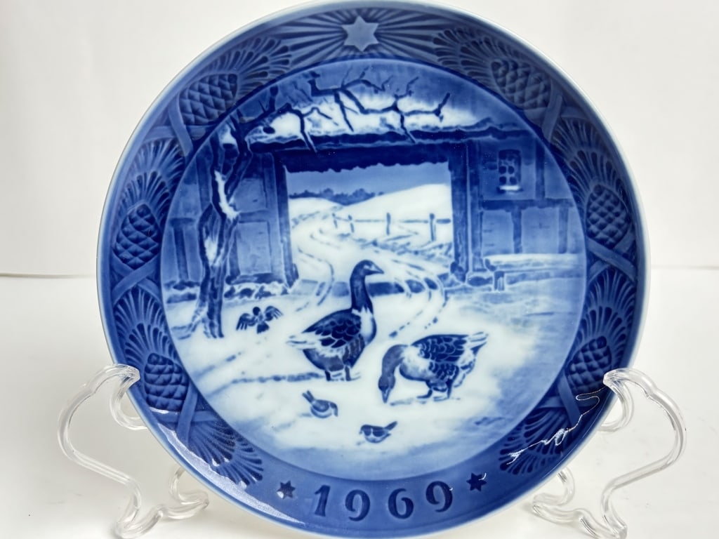 1969 Royal Copenhagen In The Old Farmyard Dish: 1969 Royal Copenhagen In The Old Farmyard Dish, 7 1/8in