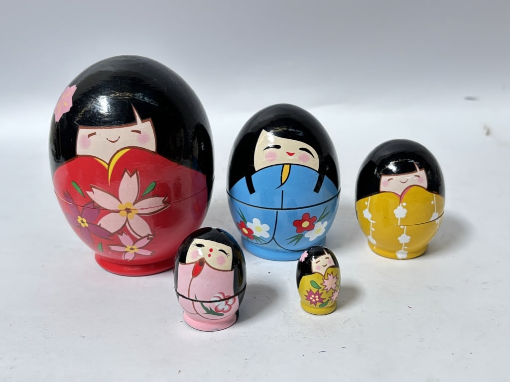 Vintage Japanese Style Hand Painted Nesting Dolls: Vintage Japanese Style Hand Painted Nesting Dolls, 4.5in
