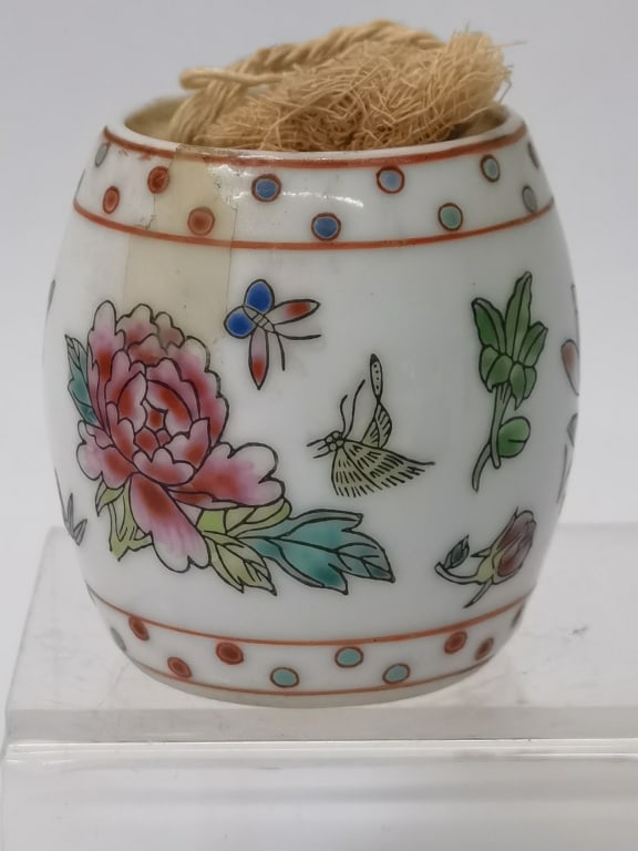 Chinese Porcelain Famille Rose Jar: Chinese Porcelain Famille Rose Jar, 2.5in