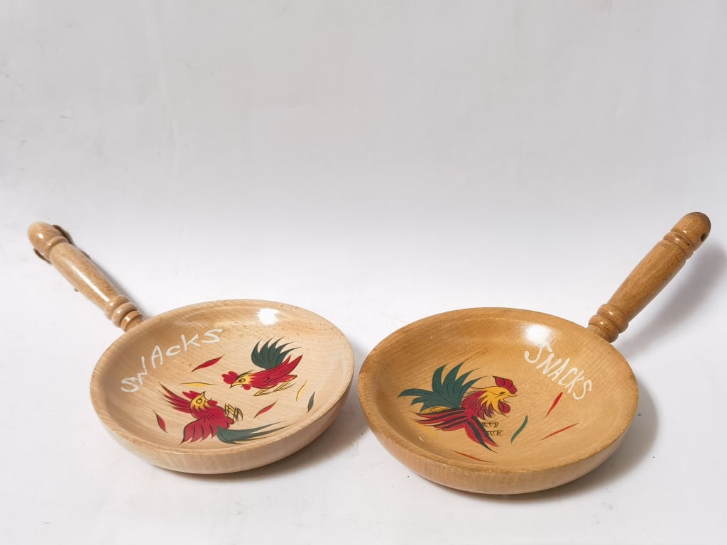 (2) Vintage Wood Carved Rooster Handled Bowls: (2) Vintage Wood Carved Rooster Handled Bowls, 11.5in by 1.5in