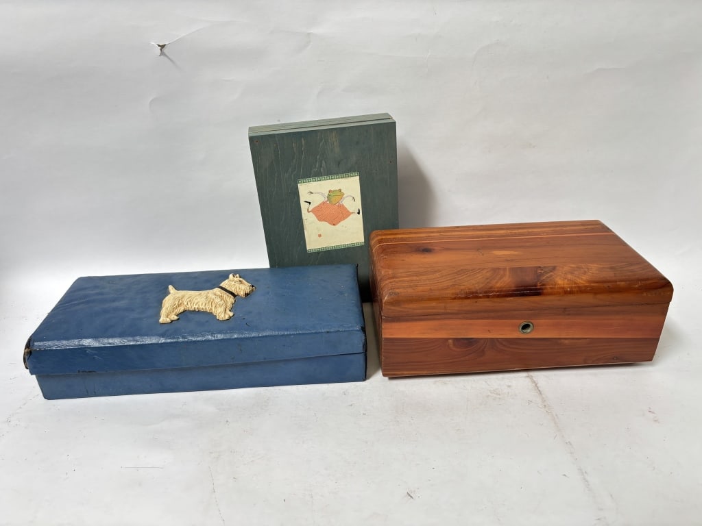 Group of Vintage Jewelry Boxes: Group of Vintage Jewelry Boxes, 4.5in by 3.25in
