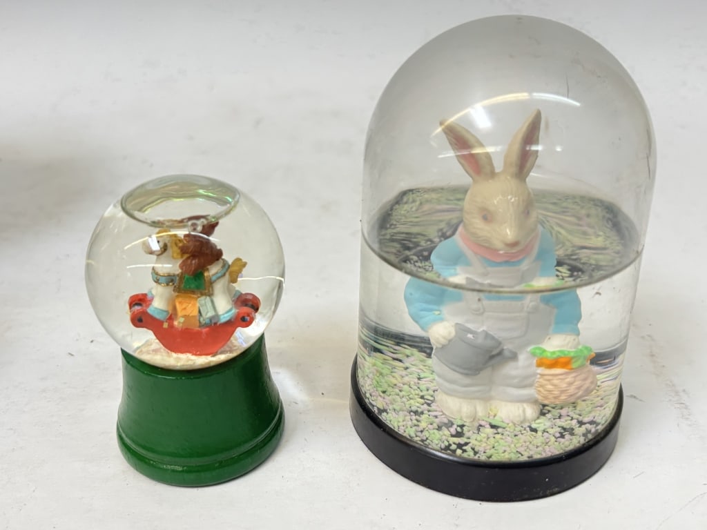 (2) Vintage Snow Globes: (2) Vintage Snow Globes, 4.25in