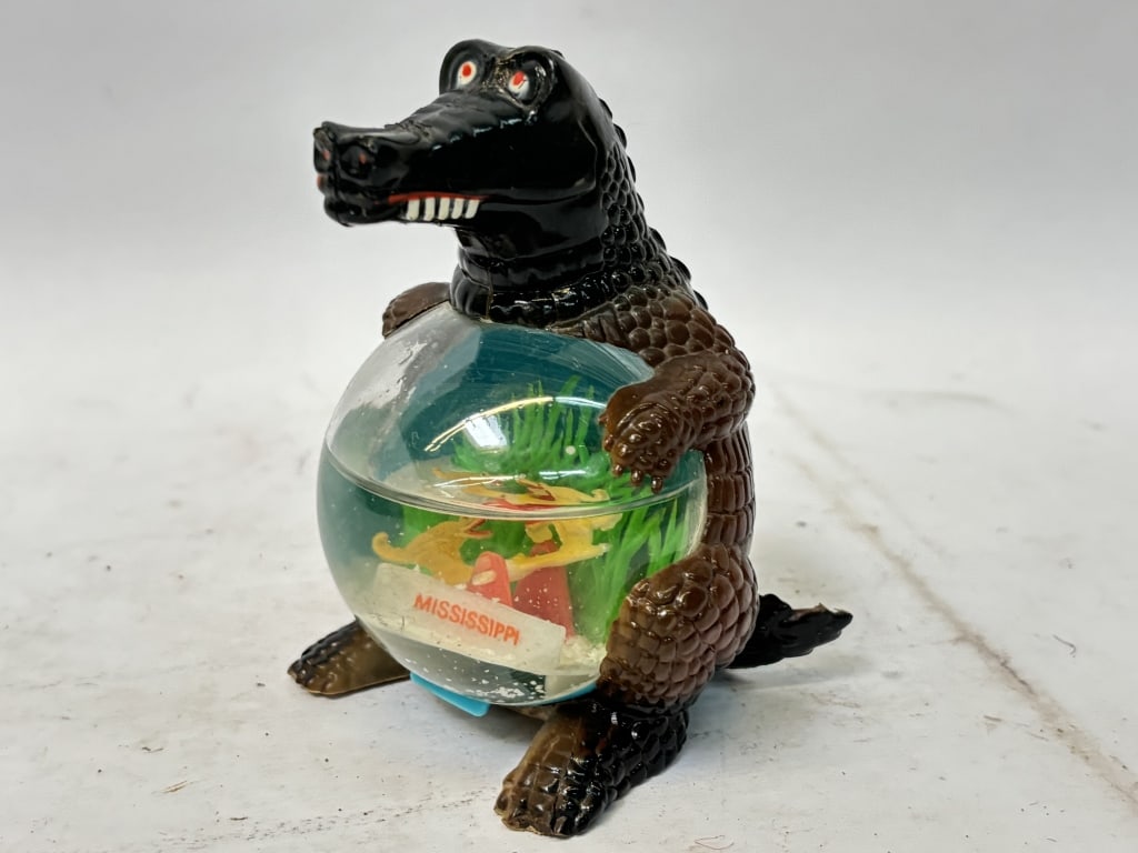 Vintage Mississippi Aligator Snow Globe: Vintage Mississippi Aligator Snow Globe, 5in