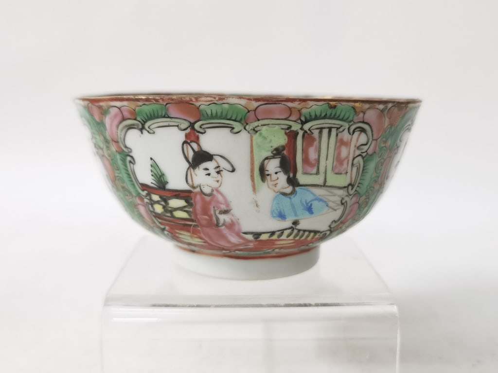 Vintage Chinese Export Porcelain Famille Rose Meda: Vintage Chinese Export Porcelain Famille Rose Medallion Cup, 4in by 2in