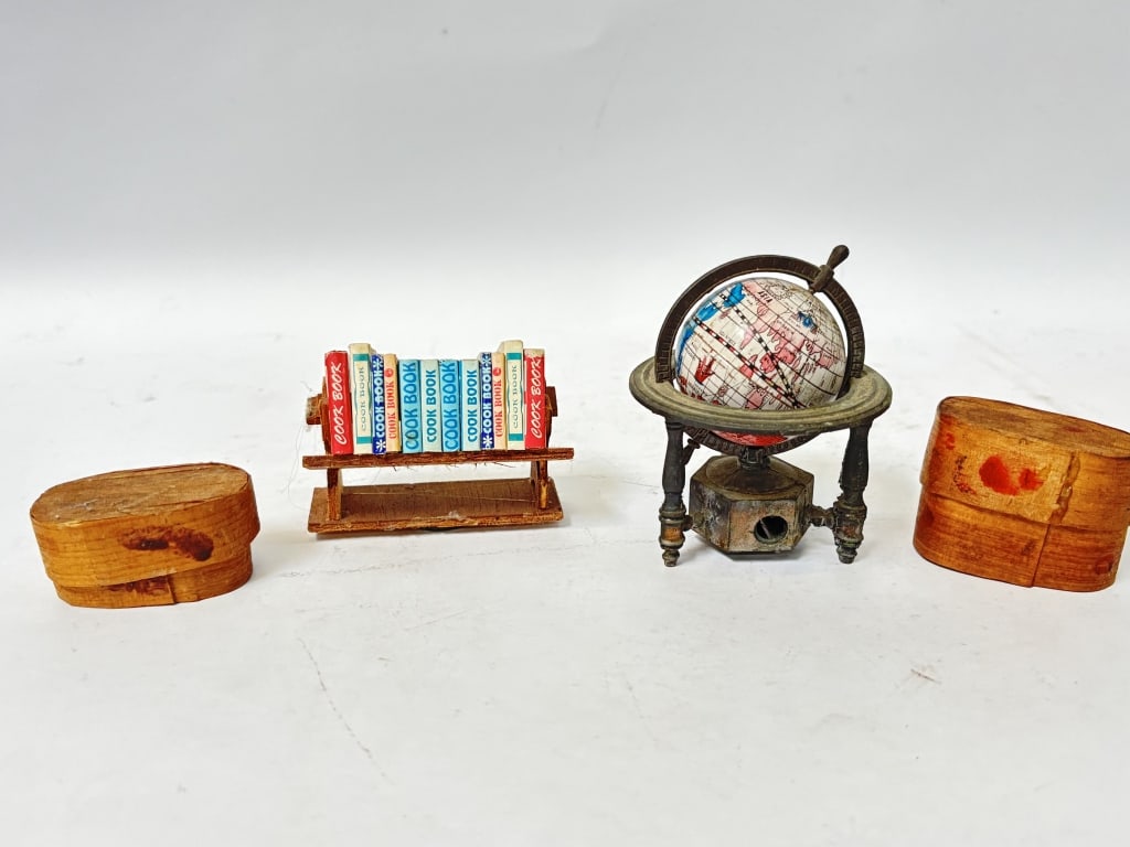 (4) Vintage Small Table Decors: (4) Vintage Small Table Decors, 3.5in by 3in