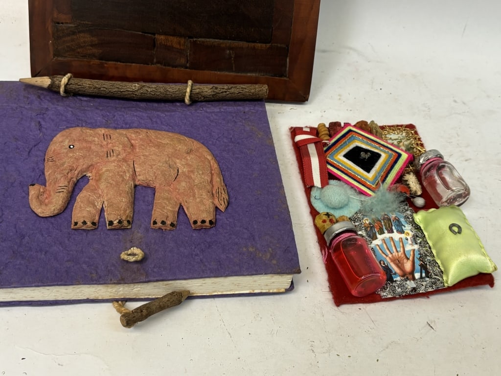 (3) Vintage Decors - 3