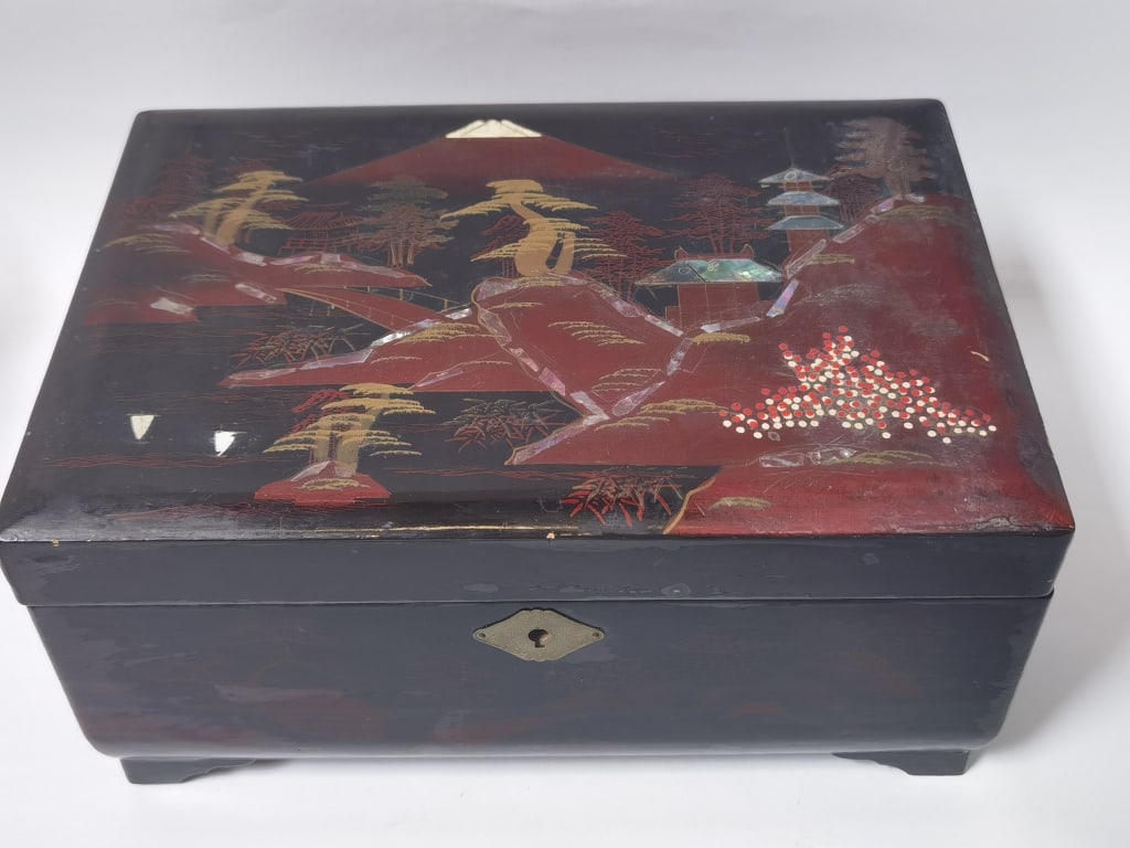 Vintage Lloyd's Japanese Lacquer Jewelry Box (1 of 8)