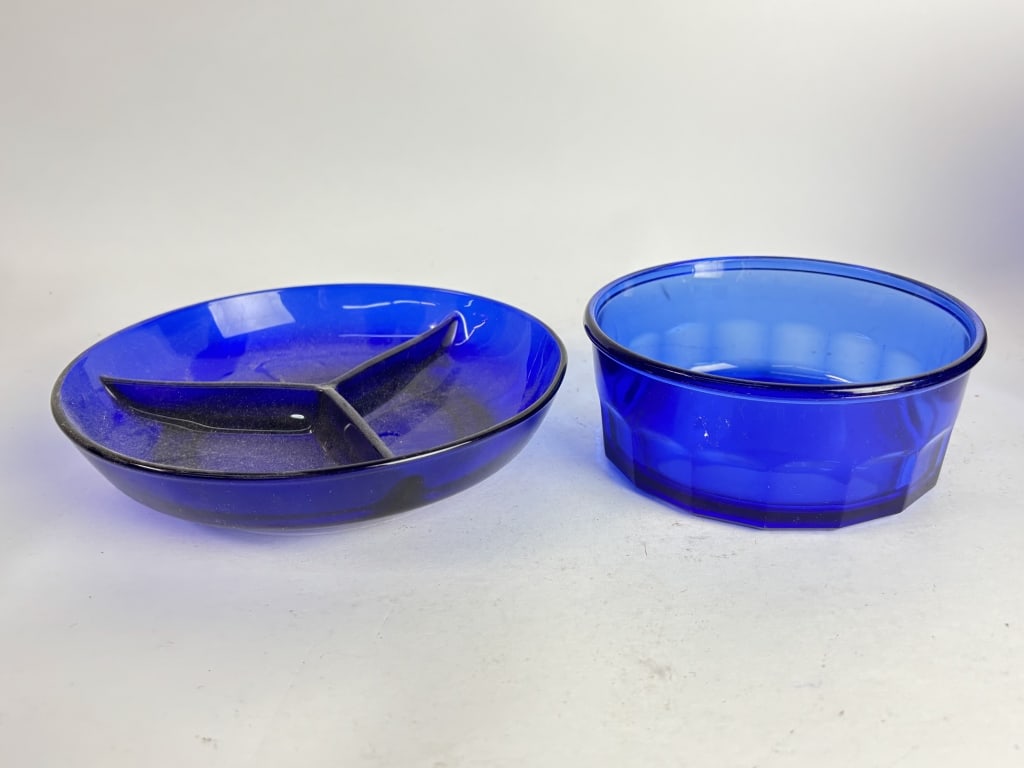 (2) Cobalt Blue Glass Dishes, inc. Arcoroc France (1 of 4)