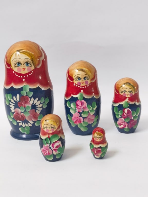Set of Vintage Russian Hand Painted Nesting Dolls: Set of Vintage Russian Hand Painted Nesting Dolls, 6in