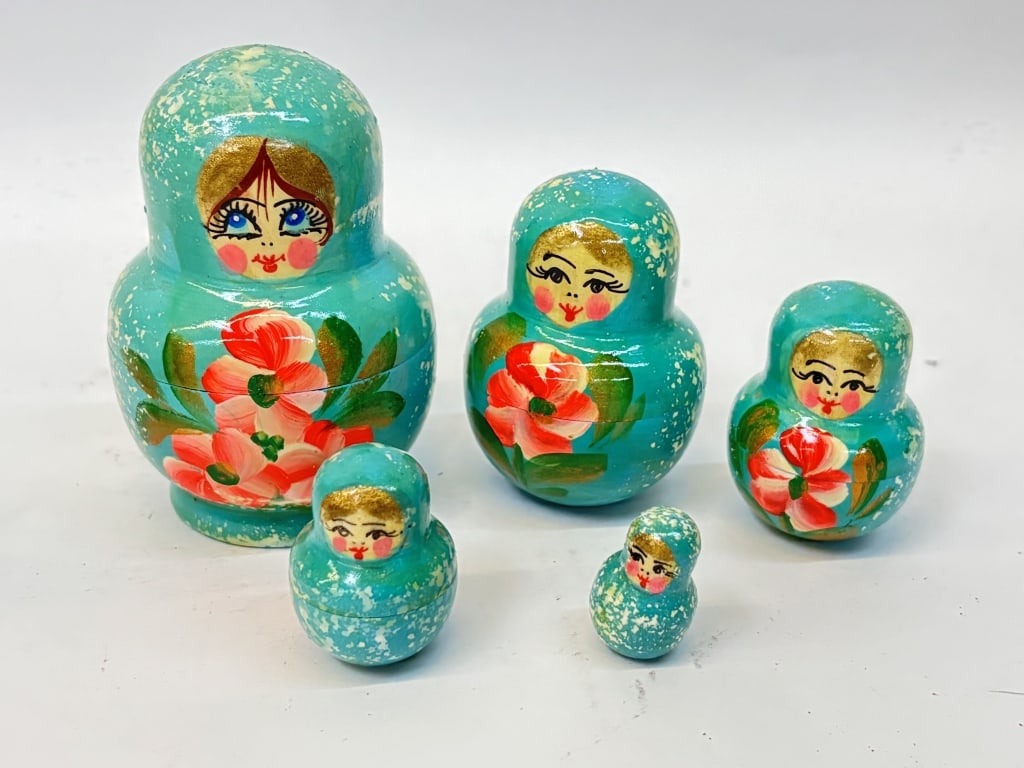 Vintage Russian Hand Painted Nesting Dolls: Vintage Russian Hand Painted Nesting Dolls, 3.5in
