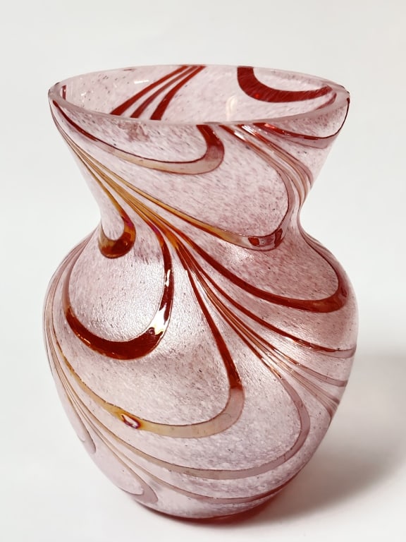 Vintage Teleflora Iridescent Pink Pulled Feather A: Vintage Teleflora Iridescent Pink Pulled Feather Art Glass Vase, 5.75in