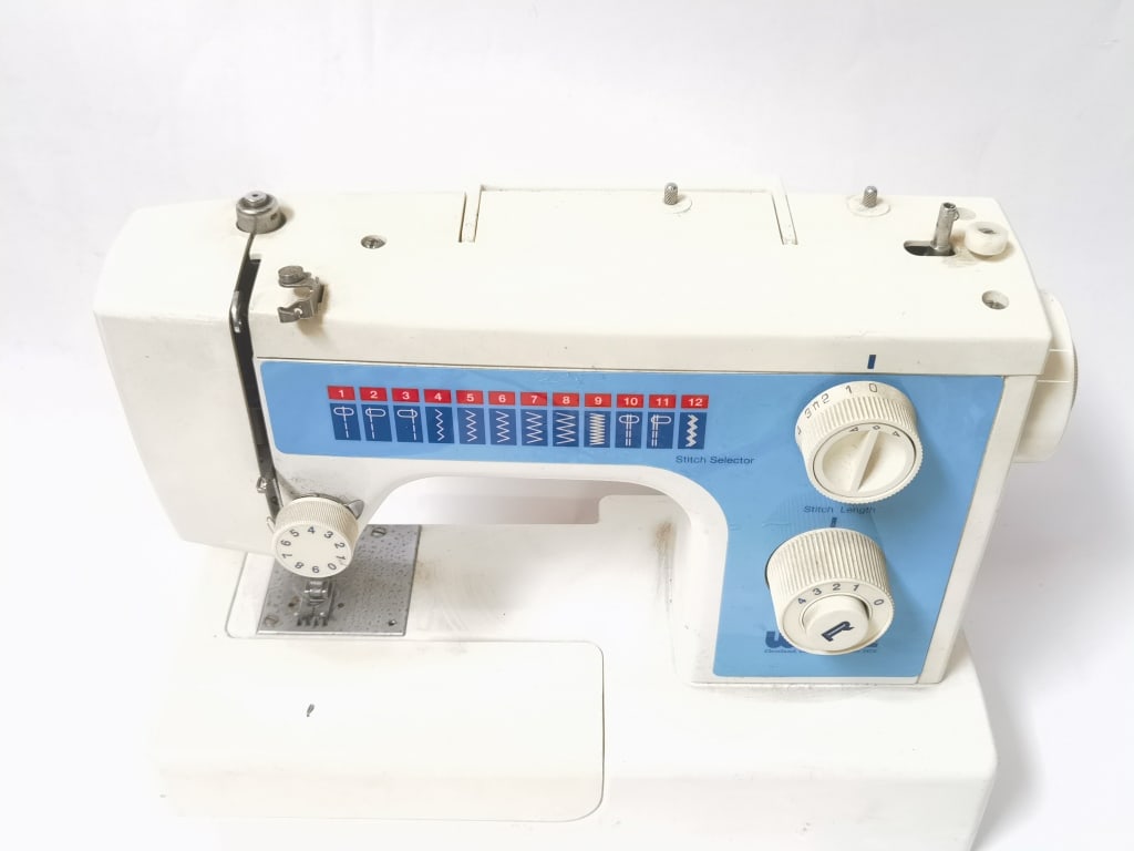 Vintage White 1409A Sewing Machine - 2