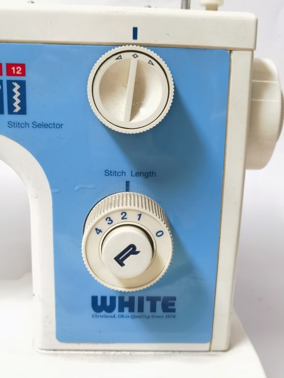 Vintage White 1409A Sewing Machine - 4