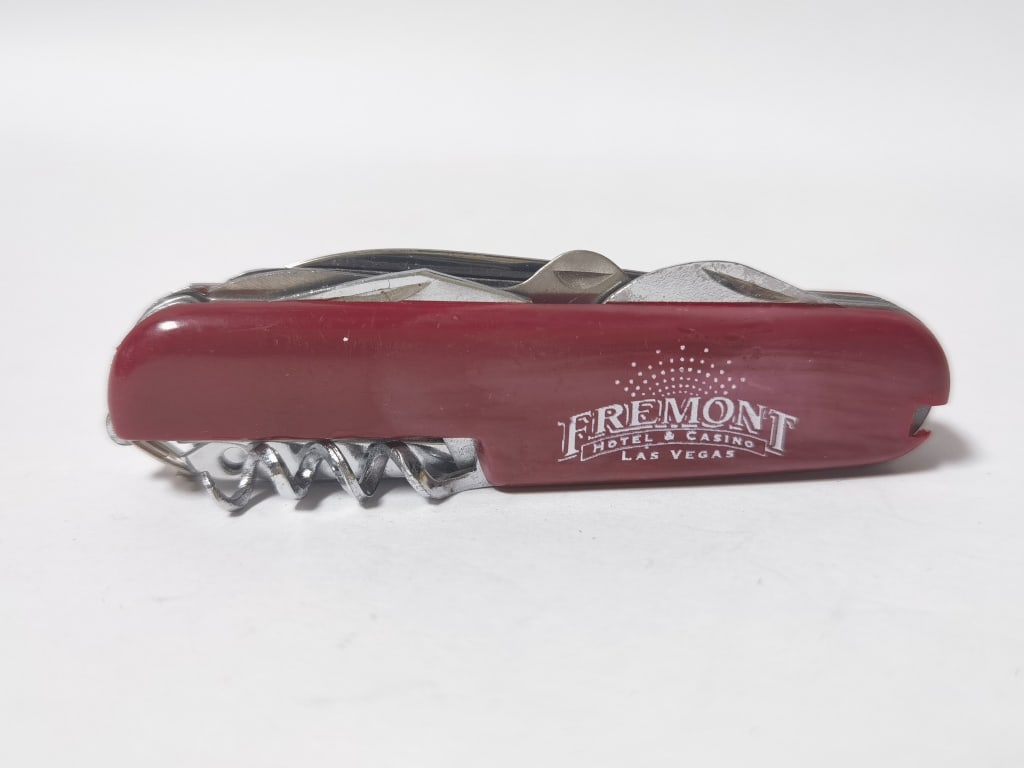 Swiss Folding Knife: Swiss Folding Knife, 3.5in