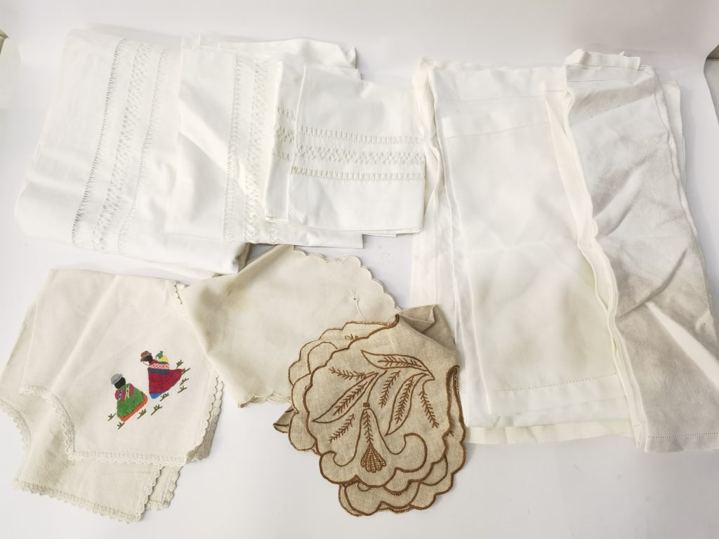 Group of Vintage Linens: Group of Vintage Linens