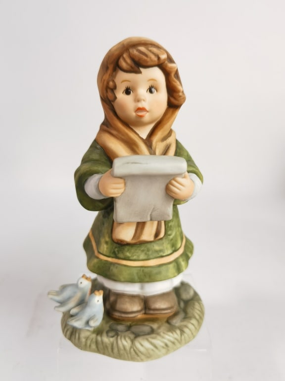 1998 Goebel Berta Hummel "Joy to the World" Figuri: 1998 Goebel Berta Hummel "Joy to the World" Figurine, 5 5/8in