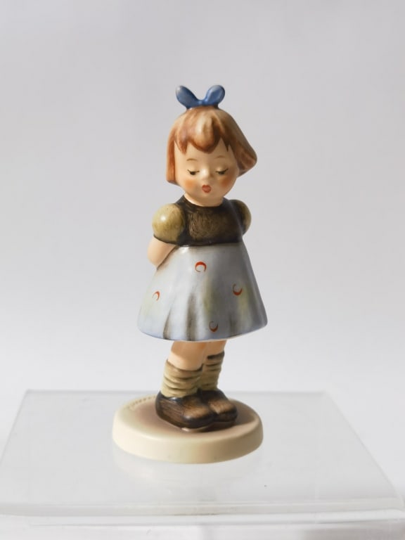 1988 Hummel Club Porcelain "Two Hands, One Treat": 1988 Hummel Club Porcelain "Two Hands, One Treat" Figurine, 4in