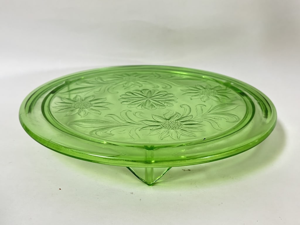Vintage Jeannette Green Uranium Glass Cake Stand (1 of 3)