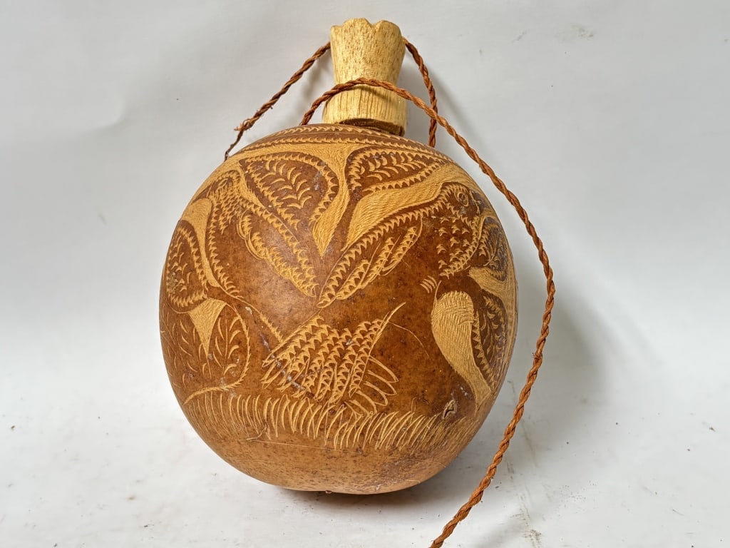 Vintage Hand Carved Gourd Vessel: Vintage Hand Carved Gourd Vessel, 7.25in