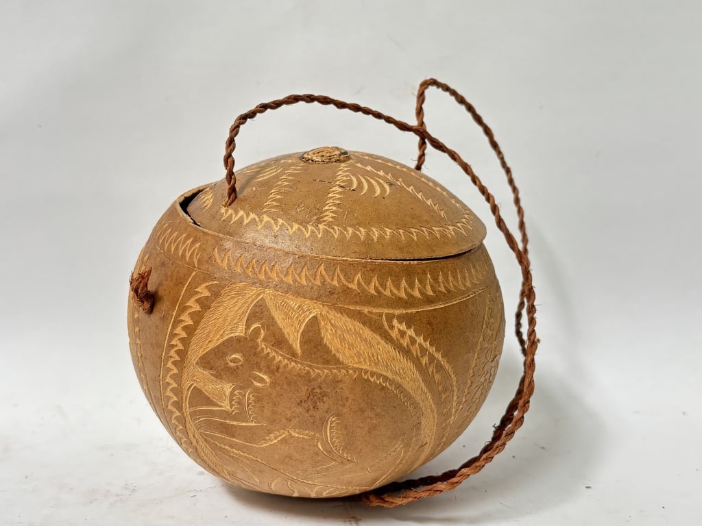 Vintage Hand Carved Gourd Vessel: Vintage Hand Carved Gourd Vessel, 6in by 5.25in