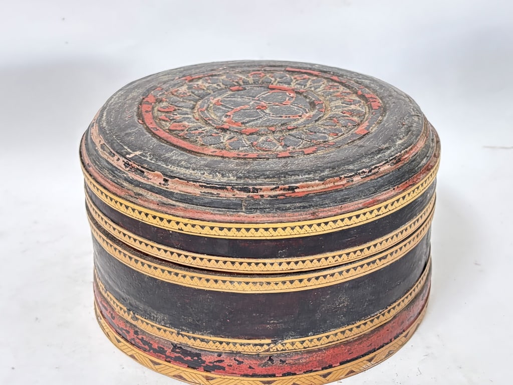 Vintage Cambodian Lacquer Wood Carved Box: Vintage Cambodian Lacquer Wood Carved Box, 9.5in by 5.25in