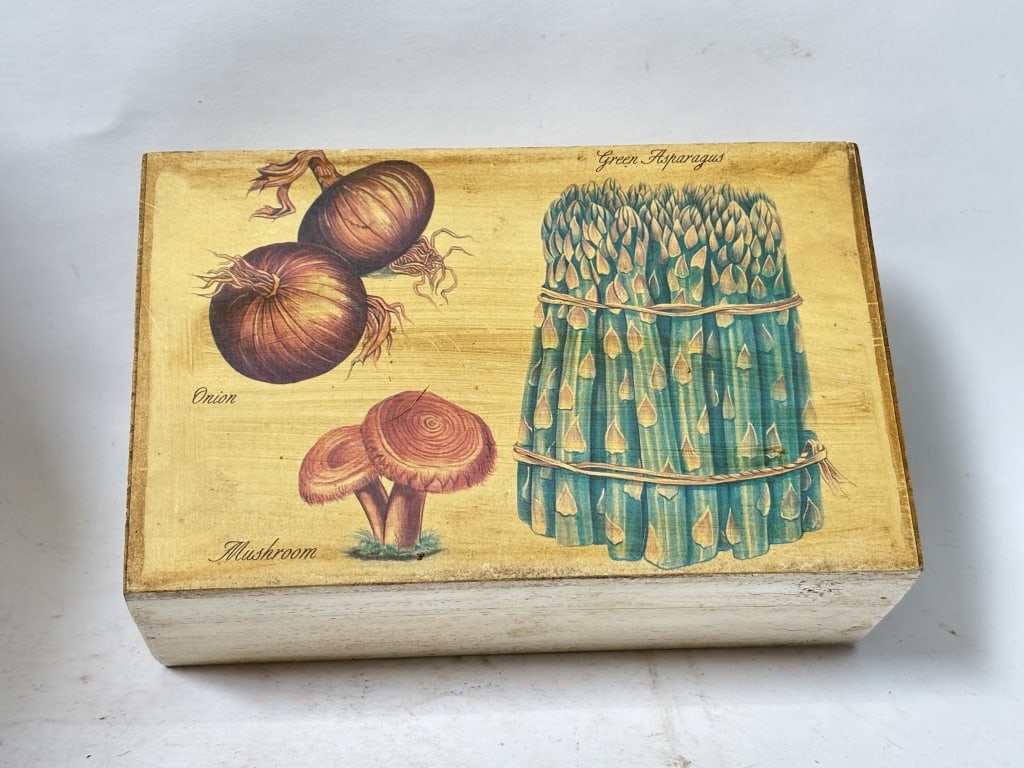Vintage Printed Vegetable Jewelry Box: Vintage Printed Vegetable Jewelry Box, 7in by 2.75in