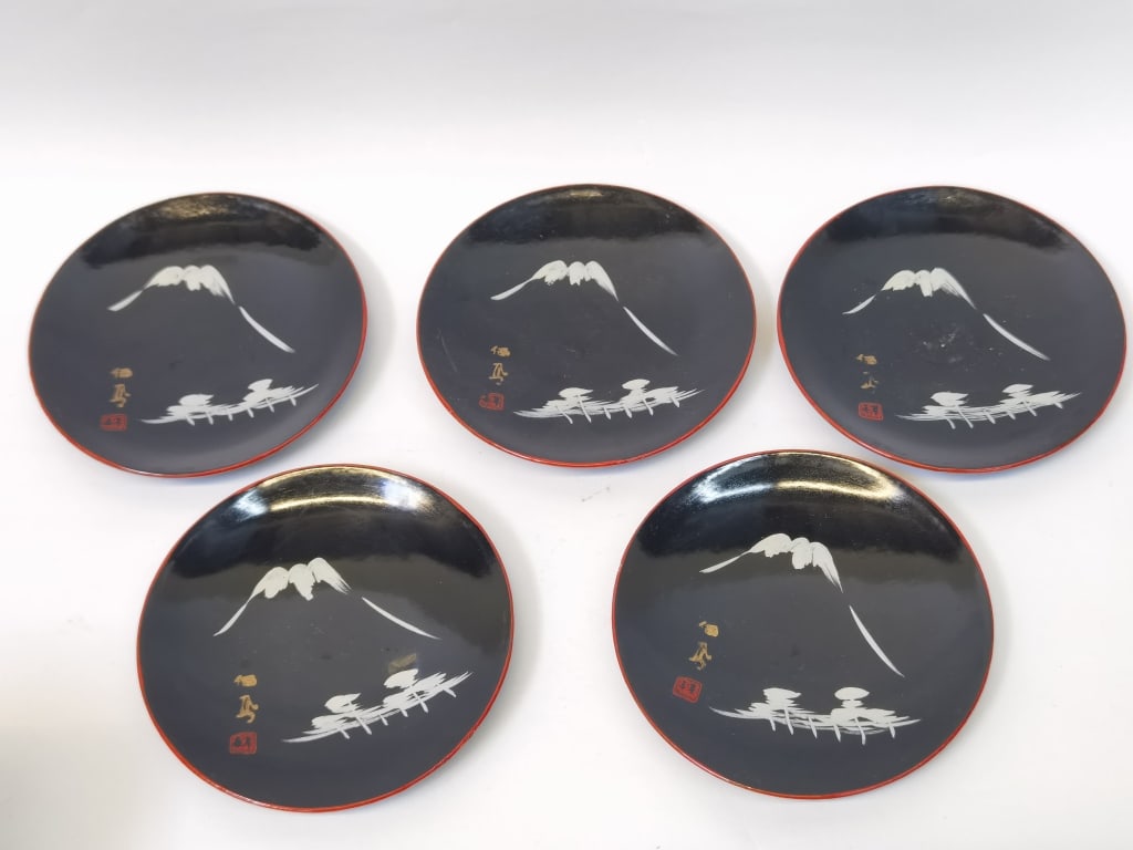 (5) Vintage Japanese Lacquer Mt. Fuji Plates: (5) Vintage Japanese Lacquer Mt. Fuji Plates, 5.5in