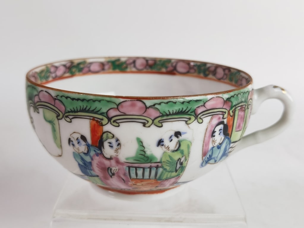 Vintage Chinese Export Porcelain Famille Rose Meda (1 of 3)