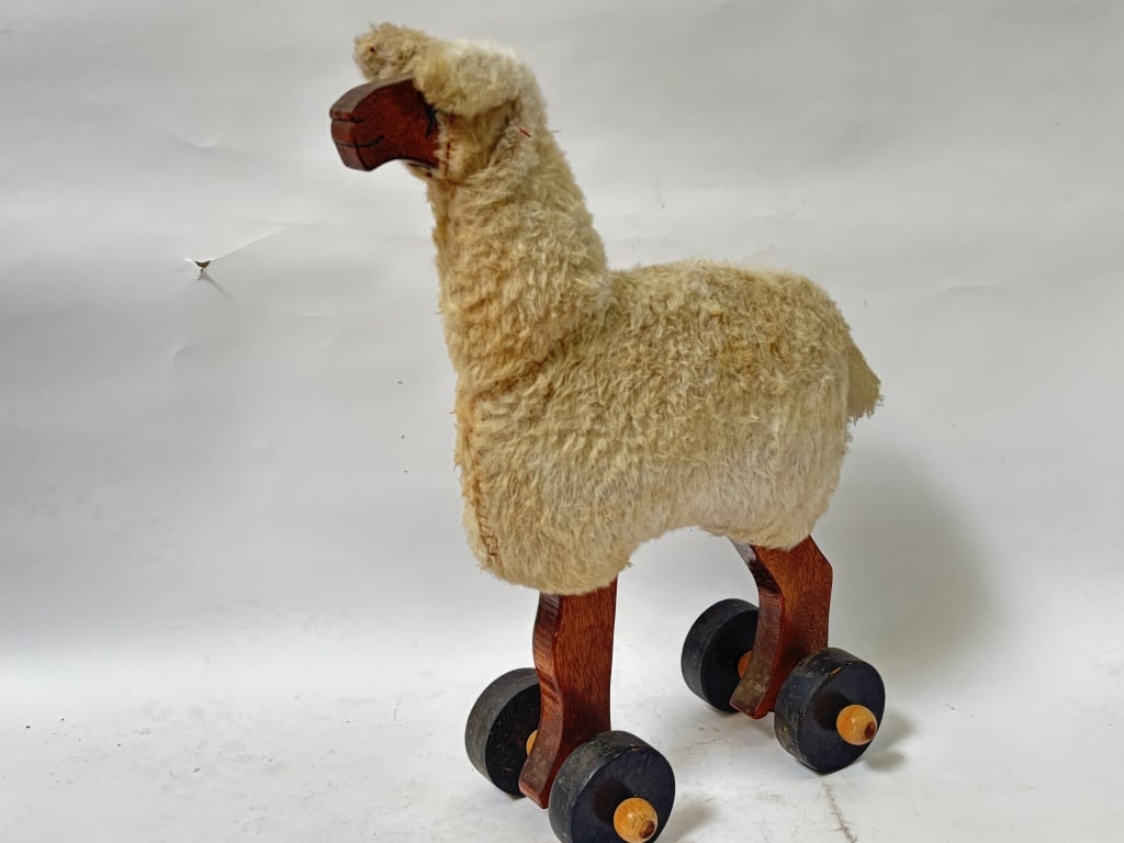 Vintage Alpaca Pull Toy - 2