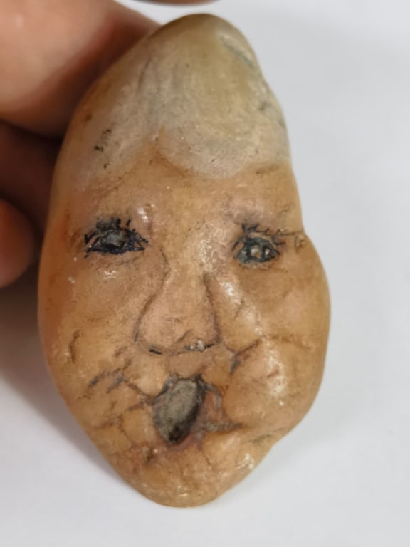 Vintage Ann Willis Ratray Hand Painted Face Rock: Vintage Ann Willis Ratray Hand Painted Face Rock, 2.5in