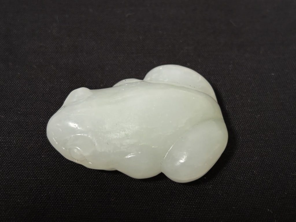 Chinese White Jade Carved Frog Amulet: Chinese White Jade Carved Frog Amulet, 2in