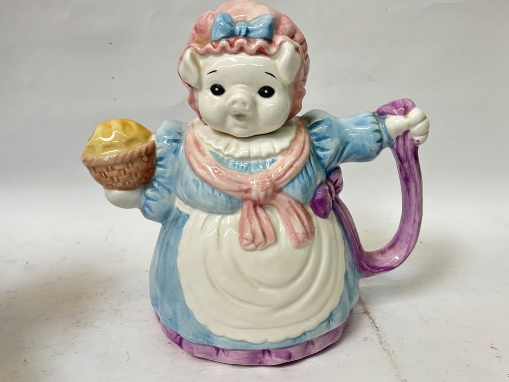Vintage Porcelain Mama Pig Teapot: Vintage Porcelain Mama Pig Teapot, 9.5in