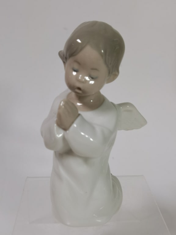 Vintage Lladro Spain Porcelain Praying Angel Figur: Vintage Lladro Spain Porcelain Praying Angel Figurine, 5.5in