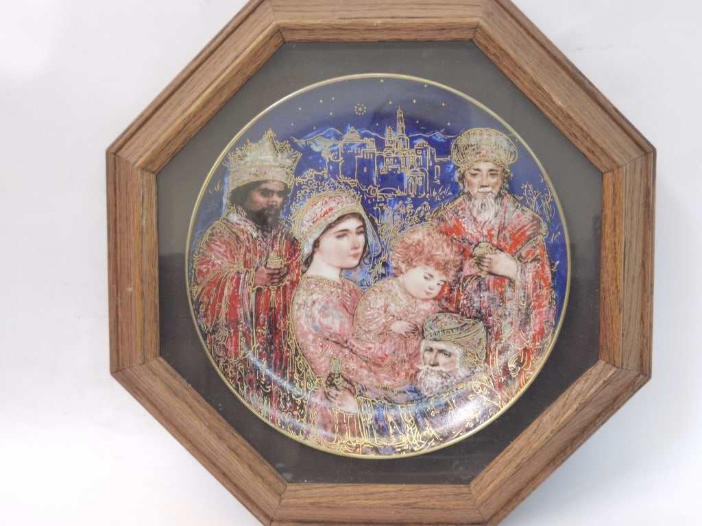 1985 Edna Hibel Christmas Collector Plate: 1985 Edna Hibel Christmas Collector Plate, Frame: 14in