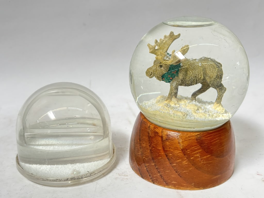 (2) Vintage Snow Globes: (2) Vintage Snow Globes, 5.25in