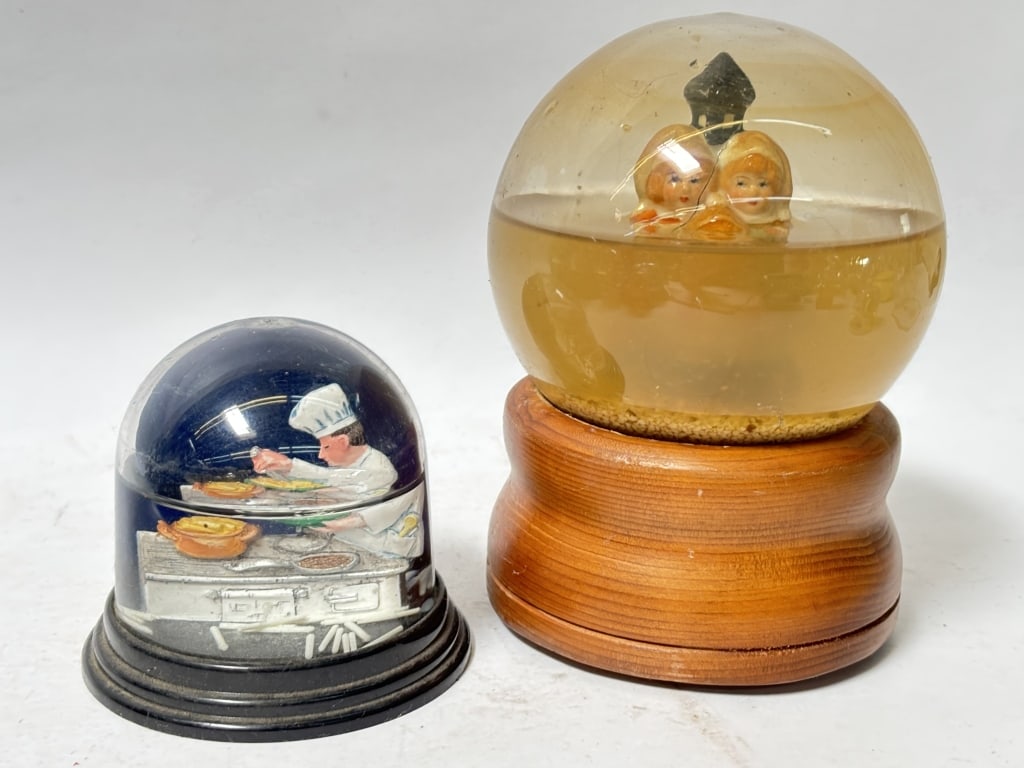 (2) Vintage Snow Globes: (2) Vintage Snow Globes, 5.5in