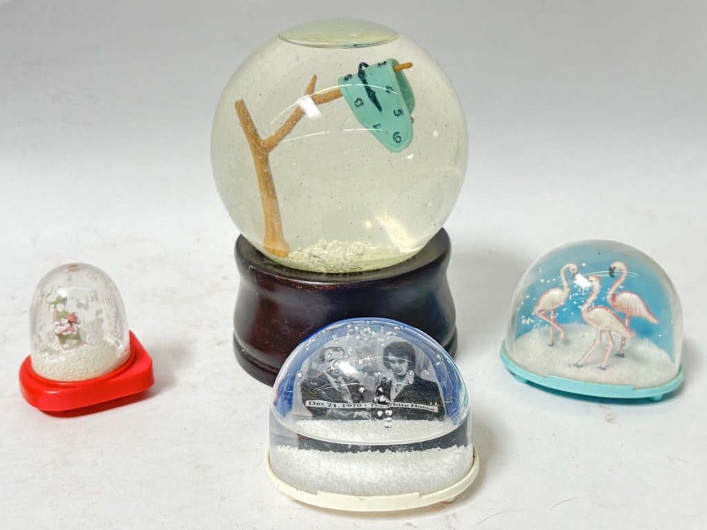 (4) Vintage Snow Globes: (4) Vintage Snow Globes, 5.5in