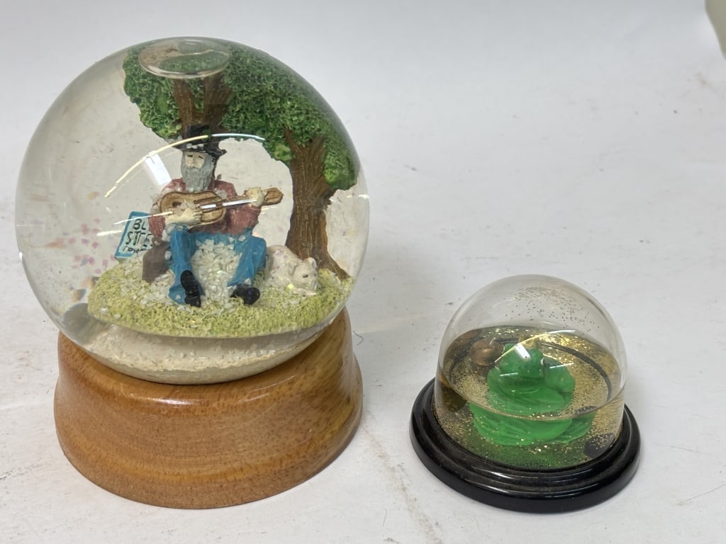 (2) Vintage Snow Globes (1 of 4)