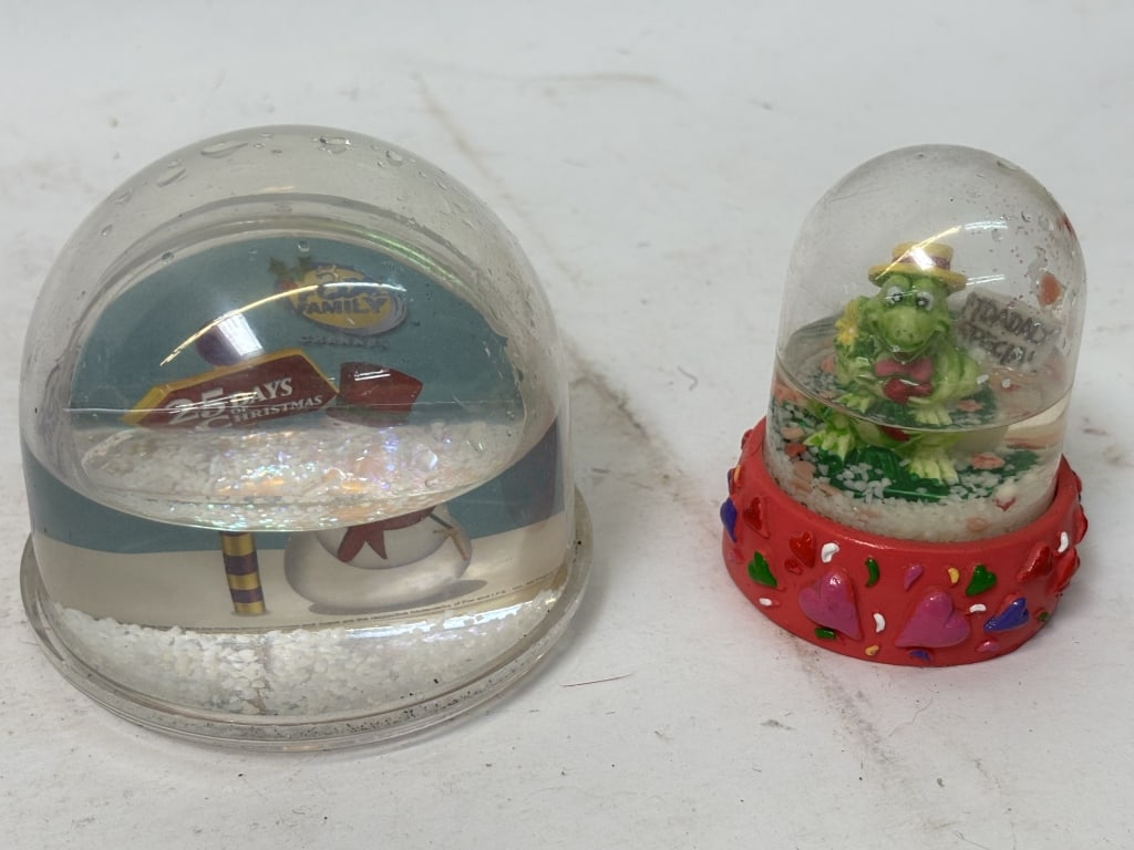 (2) Vintage Snow Globes (1 of 3)