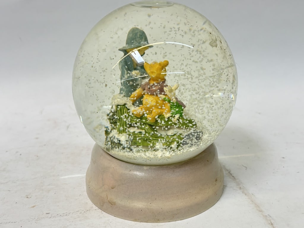 Vintage Winnie the Pooh Snow Globe: Vintage Winnie the Pooh Snow Globe, 5.5in