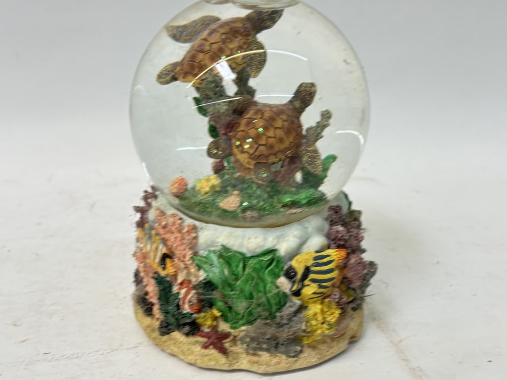 Vintage Sea Turtle Snow Globe: Vintage Sea Turtle Snow Globe, 5.75in