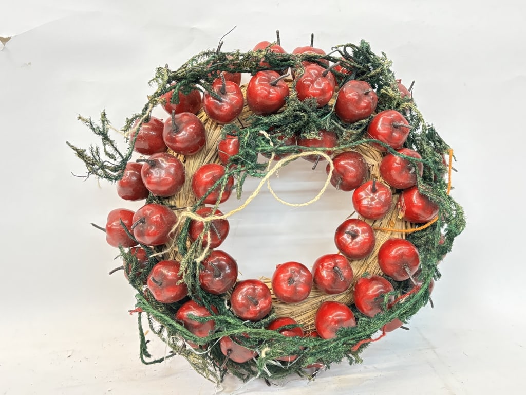 Vintage Red Apples Wreath: Vintage Red Apples Wreath, 11in