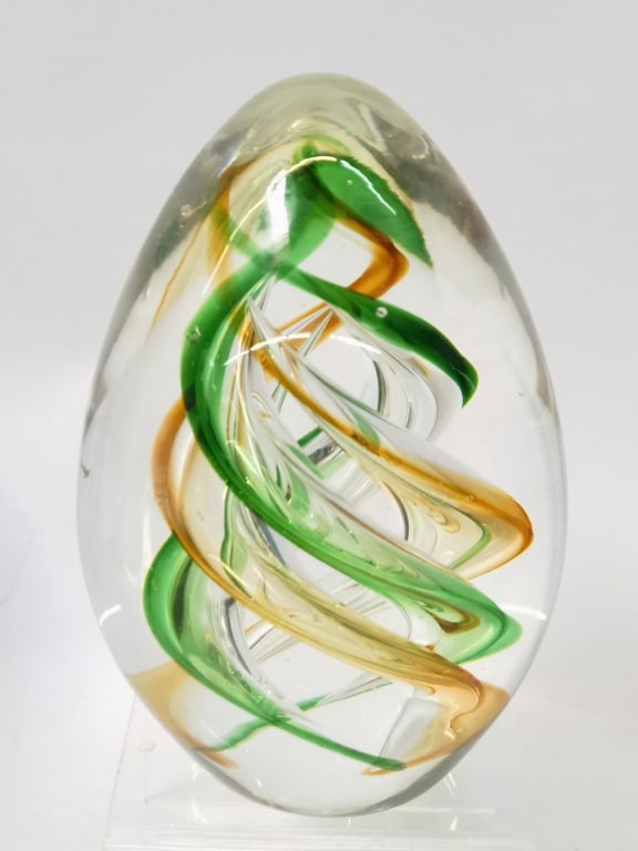 Vintage Green and Amber Spiral Glass Egg Paperweig: Vintage Green and Amber Spiral Glass Egg Paperweight, 5in