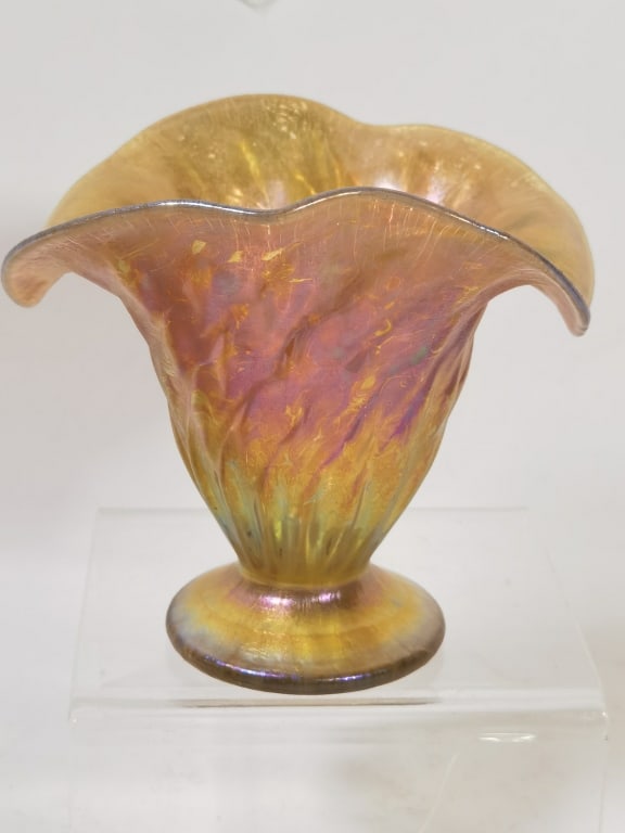 2008 Lundberg Studios Favrile Glass Vase: 2008 Lundberg Studios Favrile Glass Vase, 4in by 4.25in