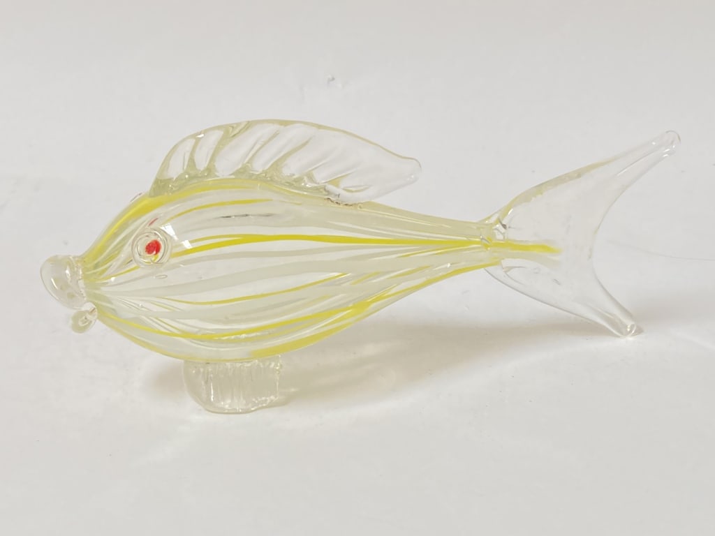 Vintage Murano Italy White/Yellow Stripe Art Glass: Vintage Murano Italy White/Yellow Stripe Art Glass Fish, 7.25in by 2 7/8in