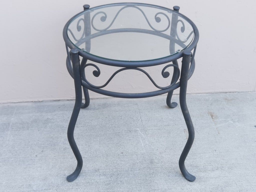 Black Metal round Table: Black Metal round Table, 24in