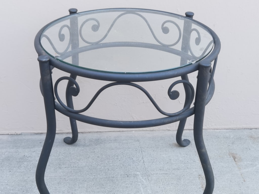 Black Metal round Table - 2