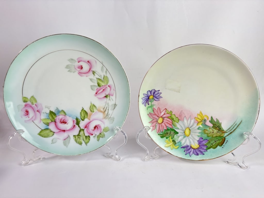 (2) Vintage Bavarian Porcelain Floral Plates: (2) Vintage Bavarian Porcelain Floral Plates, 8.5in