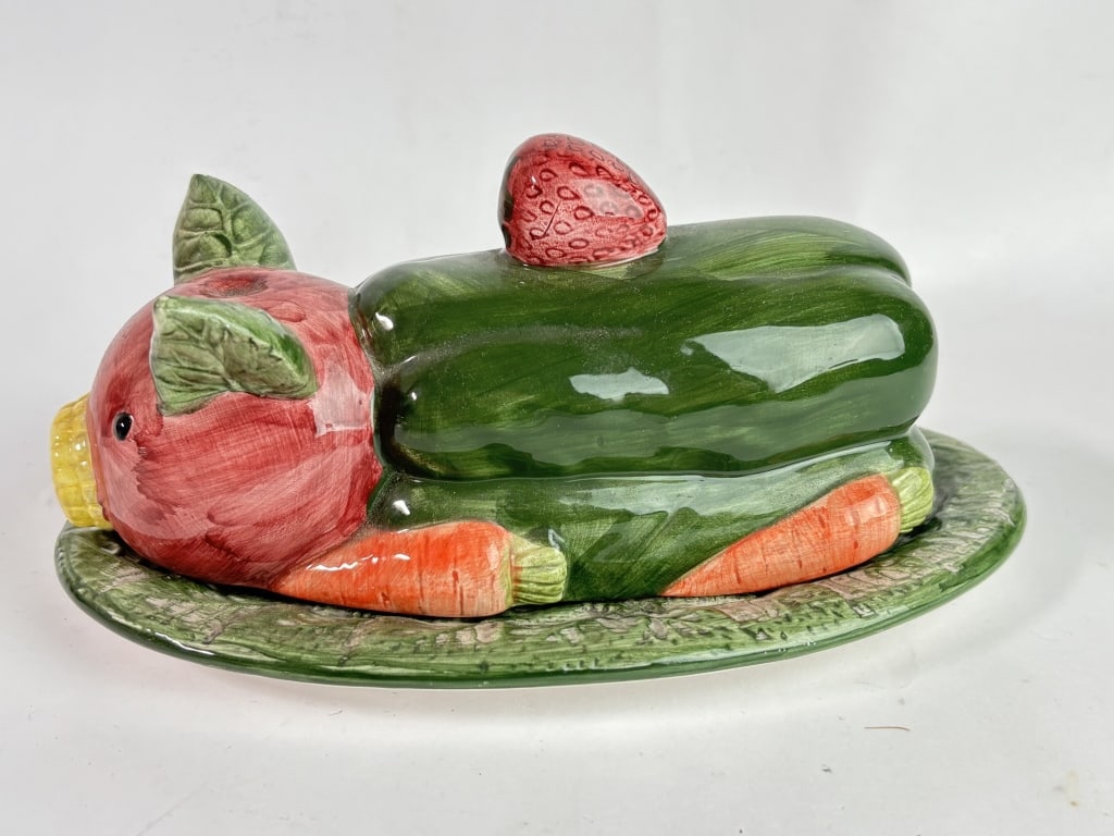 1993 CBK Porcelain Veggie Pig Butter Dish: 1993 CBK Porcelain Veggie Pig Butter Dish, 4.25in by 8.5in