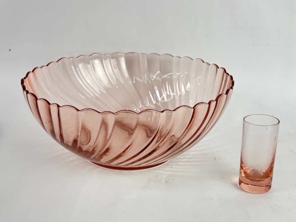 (2) Vintage Pink Depression Glass Wares: (2) Vintage Pink Depression Glass Wares, 9.25in by 3.75in
